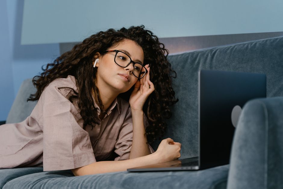 Blue Light Glasses for Eye Strain: What Helps, What’s Hype, and When They’re Worth It